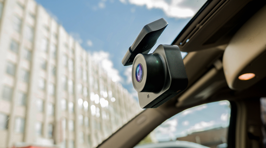 CARCAM Q8 - компактный автомобильный видеорегистратор с магнитным креплением и датчиком удара